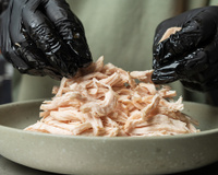 Nunca mais sacudi a panela para desfiar frango: o truque simples que aprendi com uma chef