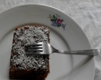 Bolo de achocolatado com calda e coco ralado