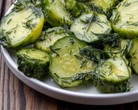 Eu agito o frasco e, em menos de uma hora, todos pedem mais. Os pepinos aromáticos se preparam sozinhos para o jantar