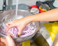 O truque que aprendi para deixar a cebola mais suave e saborosa mudou minhas saladas e refogados