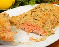 Como consegui fazer um salmão assado suculento com crosta panko crocante sem ressecar a carne em nenhuma mordida