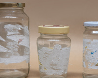 É só borrifar por cima de um papel-toalha para remover etiquetas coladas em potes