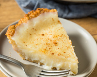 Asse uma lata de leite condensado na forma e faça uma sobremesa incrível