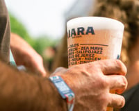O modelo de copos recicláveis dos festivais é um fracasso, exceto pelo fato de cobrarem mais: "Um copo não é reutilizável só porque é mais grosso."
