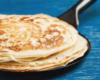 O segredo das panquecas perfeitas: como o bicarbonato cria aquela textura cheia de furinhos