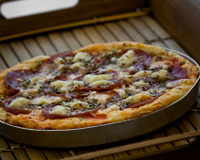 Pizza com calabresa, cebola, alho e pimentão