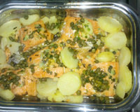 Salmão ao forno com molho de manteiga com alcaparras