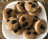 Bolo fit de banana, maçã e uva passas