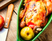 Frango inteiro assado com maçã