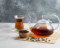 6 motivos para incluir o chá de cravo-da-Índia na rotina (e como fazer!)