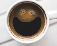 Beber café todos os dias realmente faz a pele envelhecer? Pesquisas revelam os efeitos da cafeína no combate ao envelhecimento