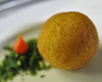 Bolinho de mandioca com recheio de carne seca