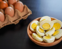 Todo mundo faz, mas aqui está por que você nunca deve colocar ovos quentes em água fria