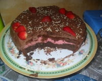 Bolo de chocolate com recheio de morango