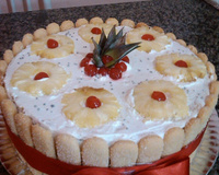 Bolo de abacaxi com recheio de Leite condensado