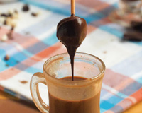 Chocolate quente no palito é o preparo diferente, cremoso e perfeito para os dias frios!