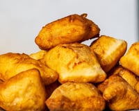 Bolinhos fritos que não são fritos: a receita saudável que fica pronta em minutos e tem o mesmo sabor dos clássicos