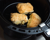 Não precisa ir à padaria, nem ao mercado: pãozinho de maisena na airfryer é a receita que o padeiro não quer que você descubra!