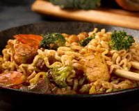 O segredo do yakisoba de restaurante: o truque no molho que poucos conhecem