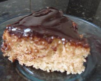 Bolo de banana com cobertura de chocolate