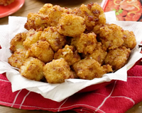 Dadinhos de tapioca recheados com linguiça calabresa