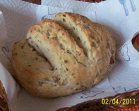 Pãozinho italiano caseiro com salame, azeitonas e ervas frescas