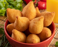 A melhor receita para fazer com sobra de salpicão é essa coxinha cremosa e supercrocante: aprenda a receita