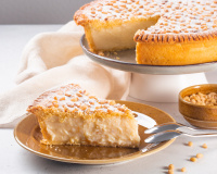 Você já ouviu falar na “torta della nonna”, uma torta italiana leve recheada com um creme de limão? Delícia garantida e fácil de fazer!