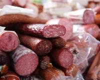 Atenção no mercado: Anvisa suspende lote de linguiça defumada por contaminação de bactéria prejudicial à saúde