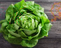 4 maneiras espantosas de usar uma cabeça inteira de alface sem fazer salada