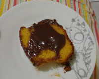 Bolo de cenoura com calda de chocolate que derrete na boca