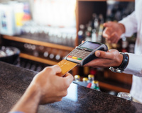 Comer menos e pagar mais caro? Restaurantes cobram taxa extra por motivo absurdo! Vem entender a polêmica!