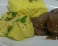 Contra-filé ao molho de vinho tinto