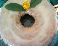 Bolo de laranja com cobertura açucarada