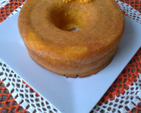 Bolo de fubá com leite condensado