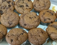 Cupcake de banana com chocolate e aveia