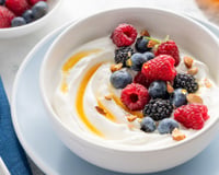 Três frutas que podem acompanhar o iogurte grego para ganhar massa muscular