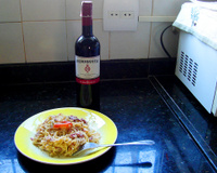 Espaguete com carne seca e tomate ao molho bechamel