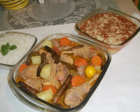 Galinha caipira com quiabo e legumes