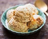 Sorvete de doce de leite recheado é a sobremesa perfeita para aguentar esse calorão (e é muito fácil de fazer!)