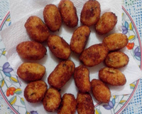 Bolinho de arroz com queijo ralado