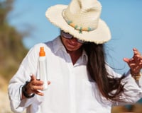 TudoGostoso explica como remover manchas de protetor solar de roupas brancas antes que elas amarelem