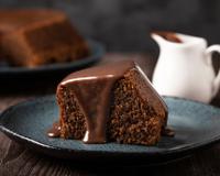 Nem balança, nem forma: esse bolo de chocolate express que aprendi num programa de TV é surpreendentemente gostoso, fácil de fazer e rápido, assa em 10 minutos!