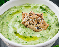 Pasta de ingredientes verdes de liquidificador é um molho (DOS DEUSES!) para um cardápio saudável