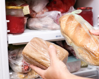 O erro que todos nós cometemos ao congelar pão que pode aumentar a proliferação de bactérias