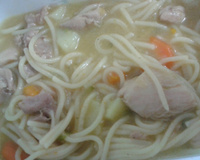 Sopa rápida de legumes com macarrão e frango