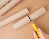 Com quantos anos você descobriu que o rolo de papel-toalha vazio é ótimo para guardar sacolas plásticas?