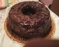 Bolo de chocolate com cobertura de chocolate e recheio de coco