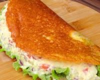 Nem pão, nem tapioca: essa casquinha de queijo crocante recheada é o melhor café da manhã que você vai provar!