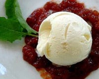 Sorvete de queijo com calda de goiabada